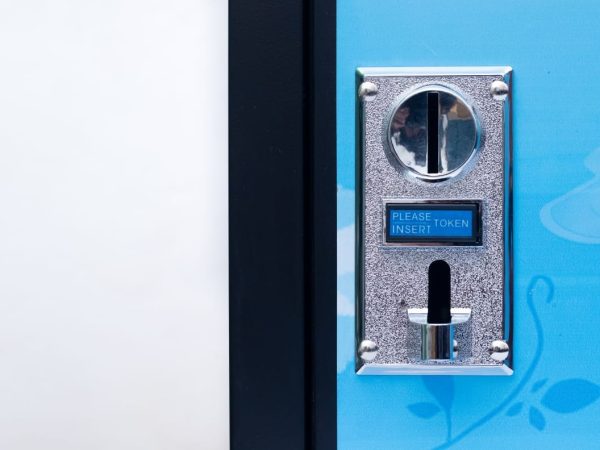 coin-operated-automatic-sanitary-napkin-vending-machine-carefree-hygiene- (2)
